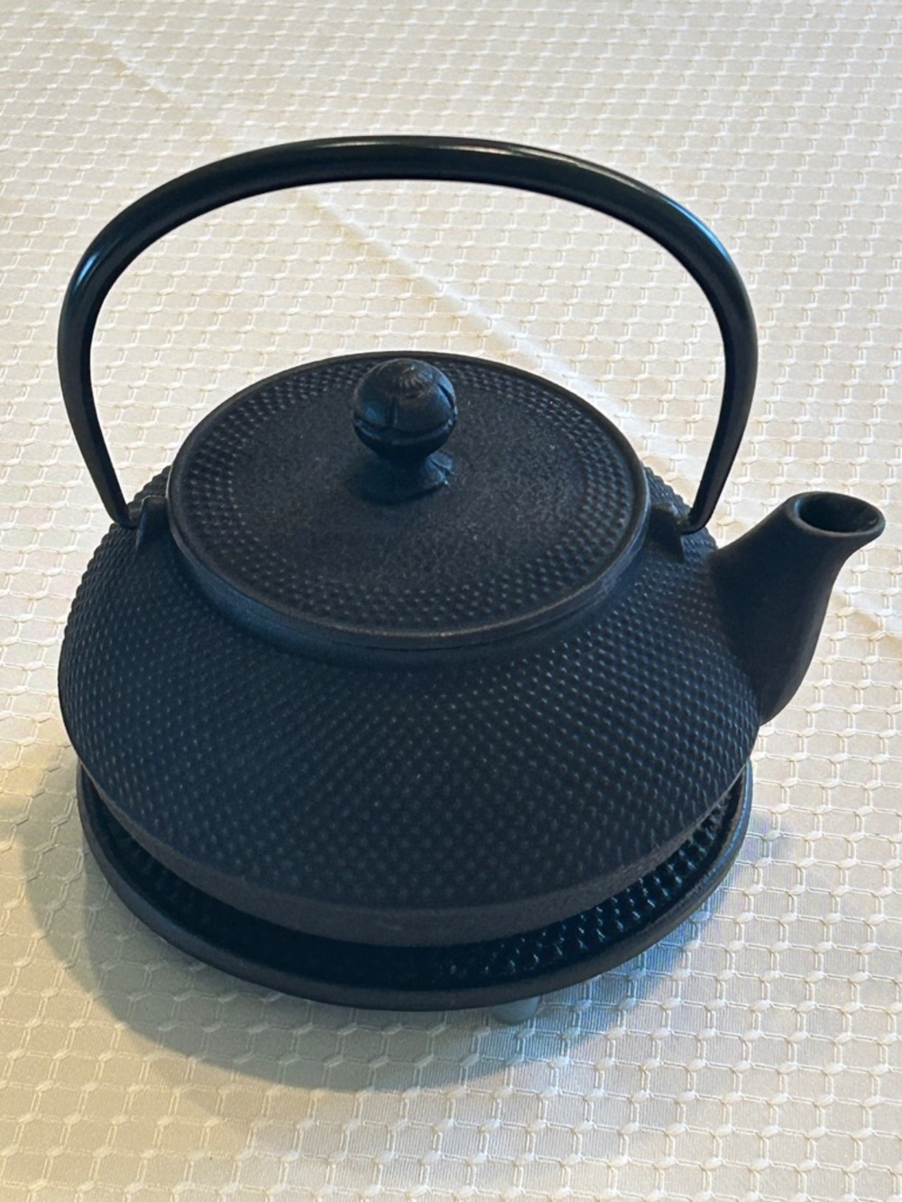 IWACHU Tetsubin Kuro 3-Arare
Black Hobnail Cast Iron Teapot with Trivet.
